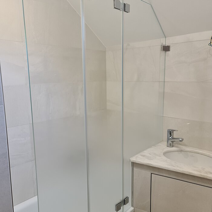Badewannenaufsatz mit verlaufendem Glas